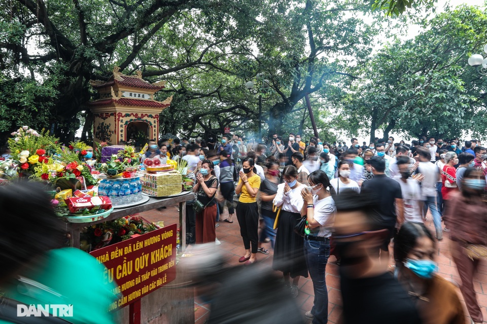 Đóng cửa Phủ Tây Hồ khi hàng trăm khách kéo đến lễ tháng Bảy - 1 Đóng cửa Phủ Tây Hồ khi hàng trăm khách kéo đến lễ tháng Bảy - 1