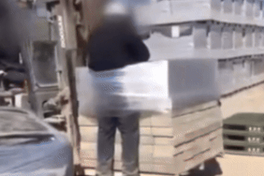 Nam công nhân bị trói vào xe nâng, cộng đồng phẫn nộ