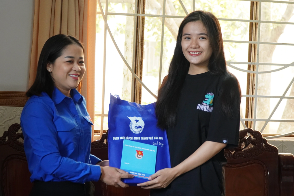 Những cô gái cất bằng cử nhân, gác công việc hăng hái lên đường nhập ngũ - 3 Những cô gái cất bằng cử nhân, gác công việc hăng hái lên đường nhập ngũ - 3