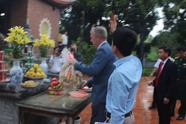 Đại sứ Mỹ dâng hương tại khu di tích sông Bạch Đằng