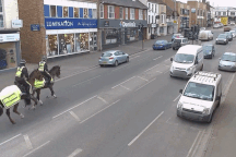 Xem cảnh sát Anh cưỡi ngựa đuổi theo tài xế vừa lái xe vừa dùng điện thoại