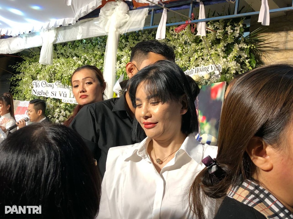 Đêm tiễn Vũ Linh: Ngọc Huyền ngất xỉu, hàng ngàn người xem hát đến 1h sáng - 14 Đêm tiễn Vũ Linh: Ngọc Huyền ngất xỉu, hàng ngàn người xem hát đến 1h sáng - 14