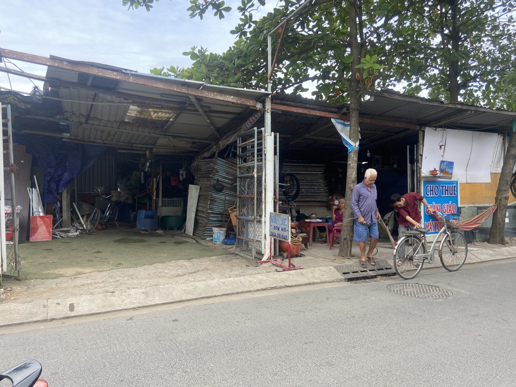 Bắt kẻ tự xưng đi từ thiện, lừa lấy 2 cây vàng của hai cụ già ở TPHCM - 2 Bắt kẻ tự xưng đi từ thiện, lừa lấy 2 cây vàng của hai cụ già ở TPHCM - 2