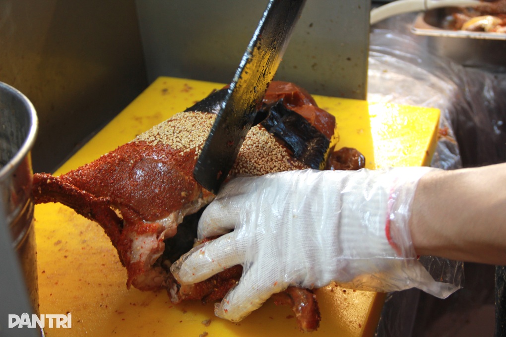 Độc lạ món vịt quay dự đoán tỷ số World Cup giá nửa triệu đồng ở Hà Nội - 6 Độc lạ món vịt quay dự đoán tỷ số World Cup giá nửa triệu đồng ở Hà Nội - 6