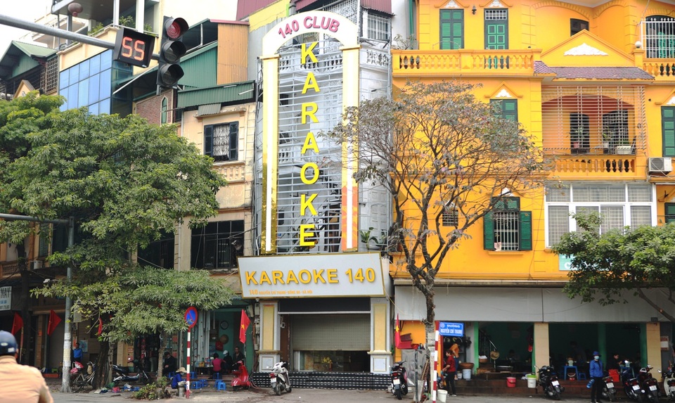 Quán karaoke, massage đóng cửa im lìm sau lệnh dừng hoạt động - 11 Quán karaoke, massage đóng cửa im lìm sau lệnh dừng hoạt động - 11