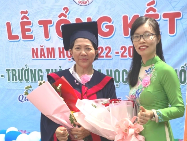 Bà nội U70 cùng cháu gái 18 tuổi đi thi tốt nghiệp THPT năm 2023 - 6 Bà nội U70 cùng cháu gái 18 tuổi đi thi tốt nghiệp THPT năm 2023 - 6