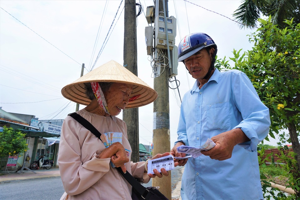 Đi bán vé số, nữ thương binh chắt chiu từng đồng để thay áo cho đồng đội - 4 Đi bán vé số, nữ thương binh chắt chiu từng đồng để thay áo cho đồng đội - 4