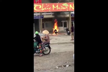 Chiếc xe máy bị đốt cháy ngùn ngụt tại trụ sở cơ quan hành chính nhà nước