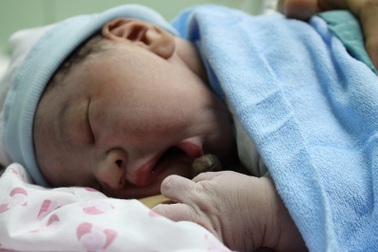 Sinh con “thuận theo tự nhiên”: Con chết, mẹ sẽ ở tù vì phạm tội hình sự