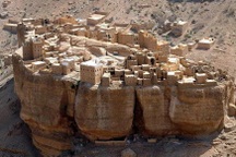 Ngôi làng kỳ lạ được xây trên khối đá cao 150 m