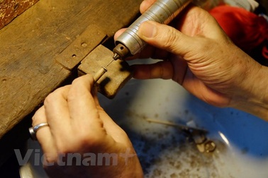 Người lưu giữ nghề chạm bạc truyền thống giữa lòng Hà Nội