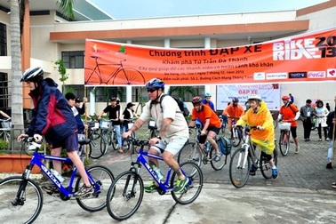 Đạp xe gây quỹ từ thiện giúp thanh niên có hoàn cảnh khó khăn