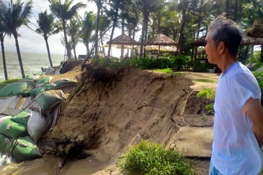 Hơn 200m bờ biển bị sóng đánh tan hoang, đe dọa khu dân cư