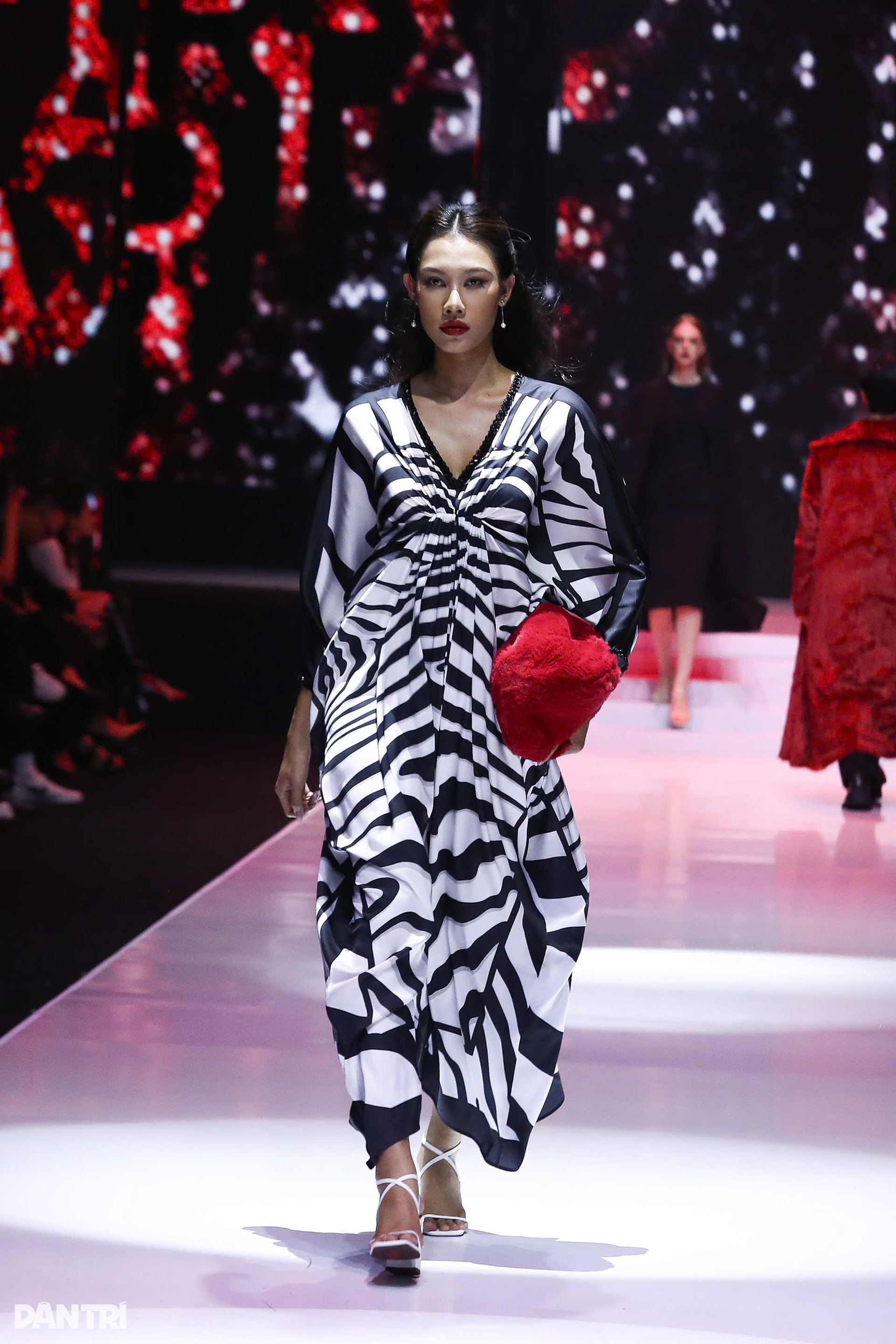 Hoàng Thùy khoe cặp kiếm Nhật quyến rũ, Thanh Hằng hóa tiểu thư kiêu kỳ - 11