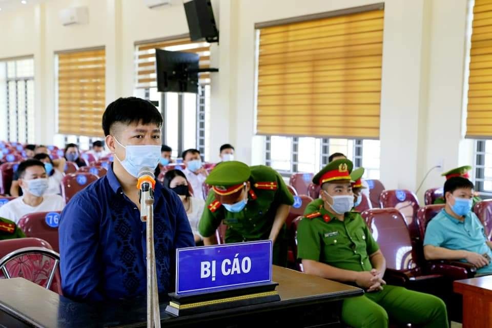 Lĩnh 9 tháng tù vì đi hát karaoke giữa đại dịch còn tấn công công an - 2 Lĩnh 9 tháng tù vì đi hát karaoke giữa đại dịch còn tấn công công an - 2