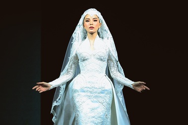 Kỳ Duyên gây tranh luận khi làm vedette, nhà thiết kế nói gì?