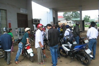 Xe chết máy, nhiều chủ phương tiện bao vây cây xăng