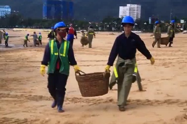 Bờ biển uy Nhơn ngập ngụa rác sau bão