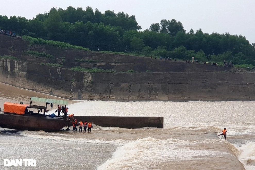 Giải cứu thành công Phó Giám đốc Sở và 6 người mắc kẹt, một người mất tích - 12 Giải cứu thành công Phó Giám đốc Sở và 6 người mắc kẹt, một người mất tích - 12