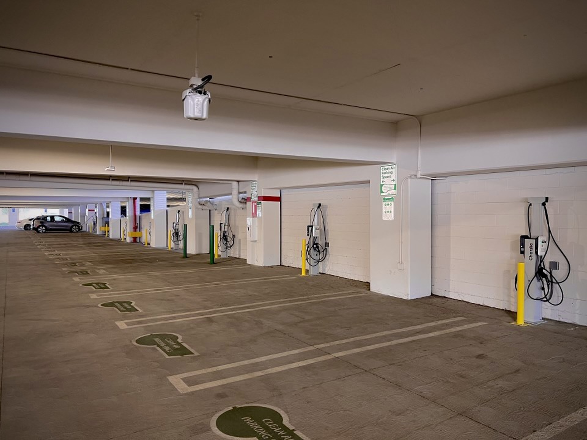 Dạo một vòng quanh các trạm sạc trong chung cư, bãi đỗ trên thế giới - 3 Dạo một vòng quanh các trạm sạc trong chung cư, bãi đỗ trên thế giới - 3