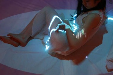 Thiết bị kết nối “tình cảm” từ xa