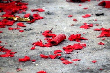 Xác pháo vẫn đỏ ở nhiều nơi trong dịp Tết