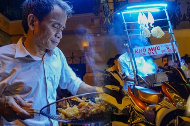 Lão gù ở nhà thờ Đức Bà với gánh hàng rong nuôi cả gia đình