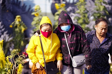 Người dân đội nắng, vượt sông Đồng Nai vía phật chùa Châu Đốc 3