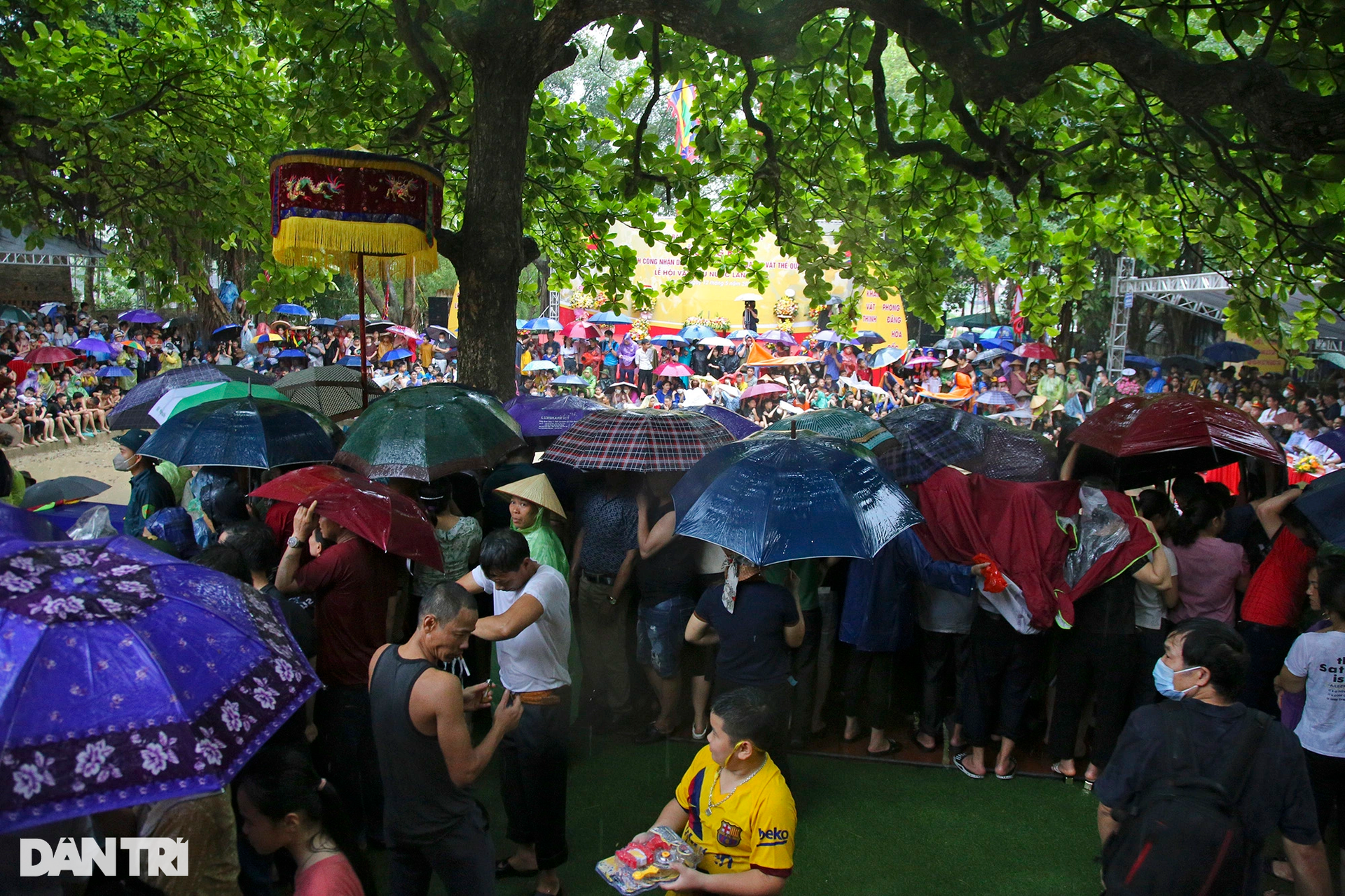 Trận vật cầu nước kịch tính và hài hước dưới trời mưa tầm tã - 2 Trận vật cầu nước kịch tính và hài hước dưới trời mưa tầm tã - 2