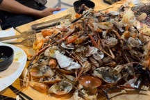 Tranh cãi video 4 khách ăn "núi" hải sản ở quầy buffet, chủ quán lên tiếng