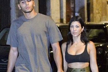 Kourtney Kardashian khoe ngực đầy ra phố