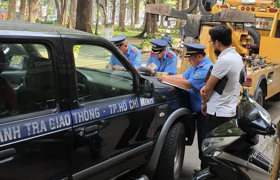 Hàng trăm ô tô cùng bị xử phạt ở trung tâm Sài Gòn - 2 Hàng trăm ô tô cùng bị xử phạt ở trung tâm Sài Gòn - 2