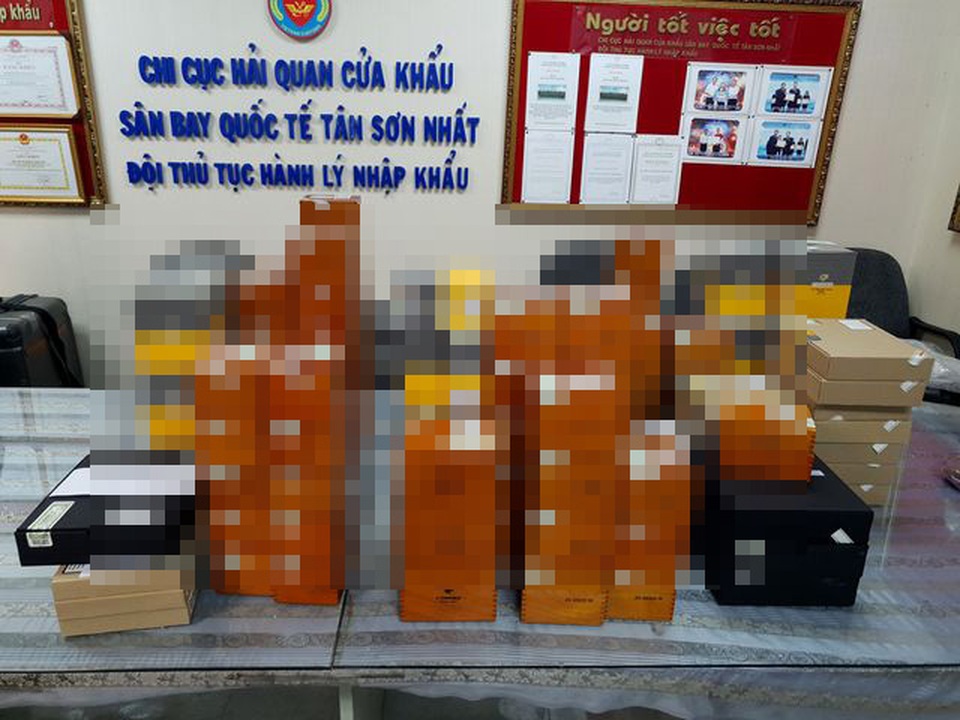 Nam hành khách cất hơn 2.000 điếu xì gà trong 3 valy nhập cảnh Việt Nam - 1 Nam hành khách cất hơn 2.000 điếu xì gà trong 3 valy nhập cảnh Việt Nam - 1