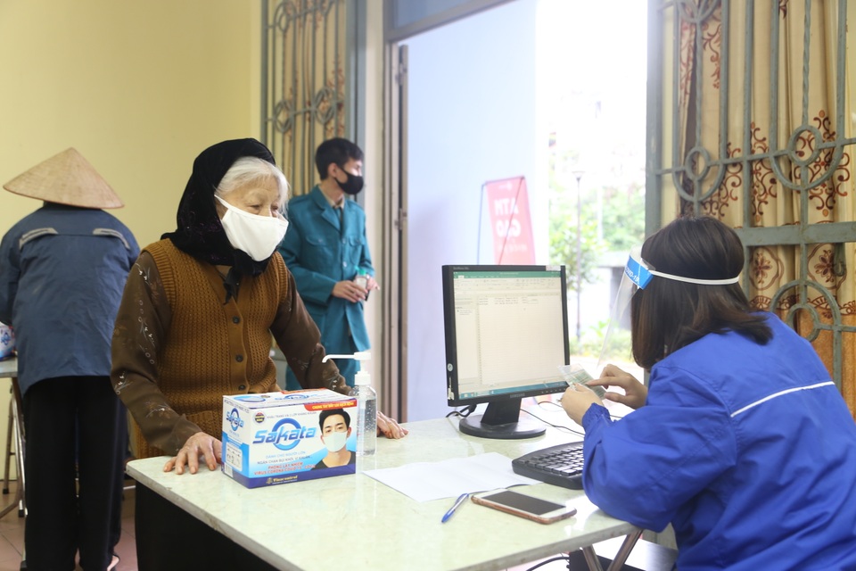 Người nghèo Hà Nội đội mưa rét đi rút gạo miễn phí - 2 Người nghèo Hà Nội đội mưa rét đi rút gạo miễn phí - 2