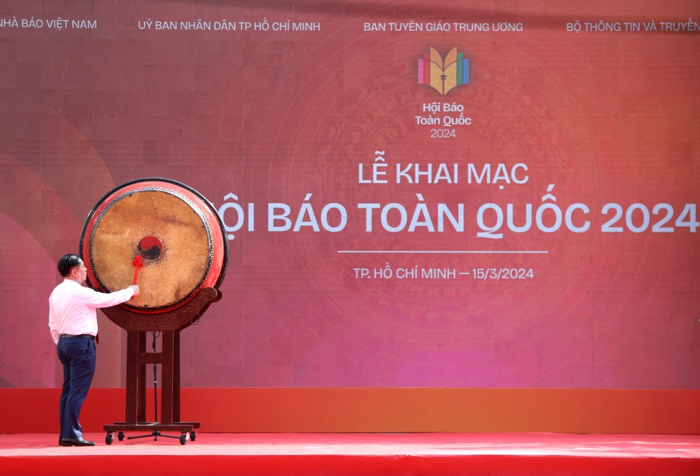 Tiếng trống khai mạc Hội Báo toàn quốc 2024 vang lên trên đại lộ Lê Lợi - 1 Tiếng trống khai mạc Hội Báo toàn quốc 2024 vang lên trên đại lộ Lê Lợi - 1
