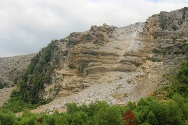 Hàng trăm hộ dân sống bất an bên mỏ đá nguyên liệu