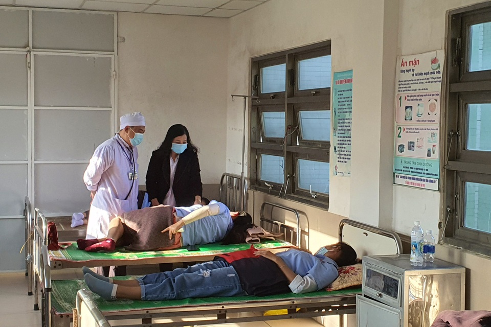Phú Yên: 82 công nhân nhập viện sau bữa ăn trưa - 1 Phú Yên: 82 công nhân nhập viện sau bữa ăn trưa - 1
