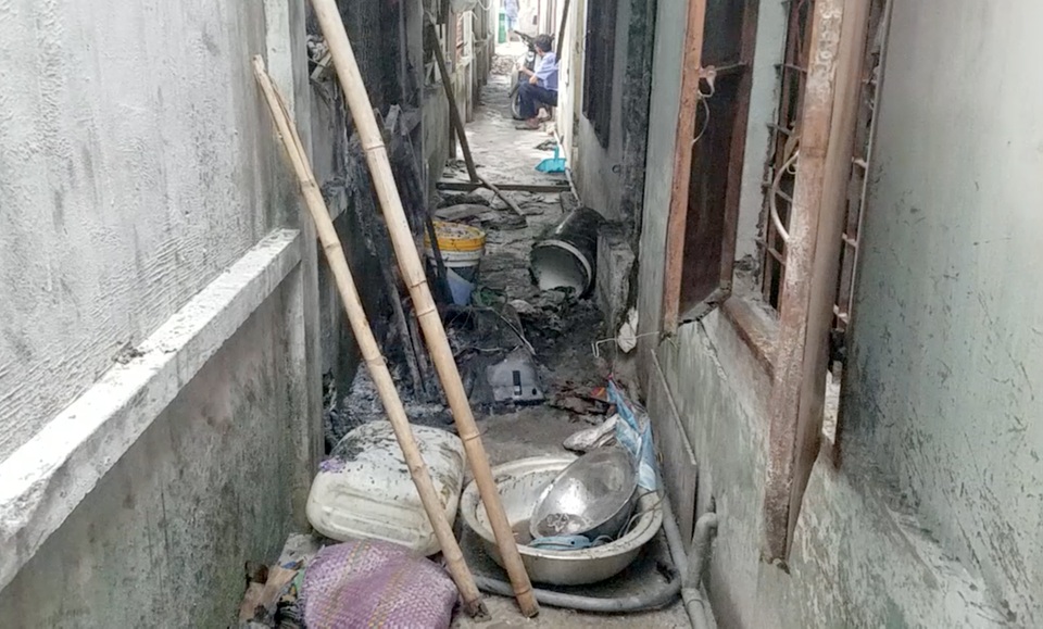 Cứu người đàn ông trong căn phòng trọ bốc cháy - 2 Cứu người đàn ông trong căn phòng trọ bốc cháy - 2