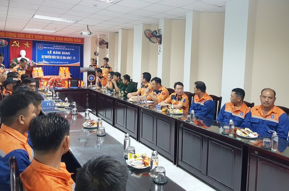 Cứu 39 ngư dân bị trôi dạt ở Trường Sa trong thời tiết xấu - 1 Cứu 39 ngư dân bị trôi dạt ở Trường Sa trong thời tiết xấu - 1