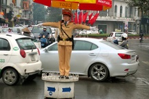 Tâm sự những nữ CSGT xinh đẹp ngày đầu "xuống đường"