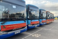 20 xe buýt đang đến ổ dịch Bắc Giang đón gần 290 người về Hà Nội