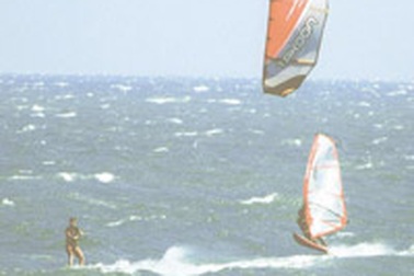 Vui đùa trên sóng nước Mũi Né