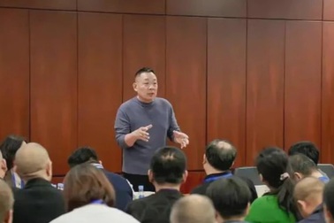 Công ty cấm nhân viên làm đám cưới quá 5 bàn tiệc, ở nhà mẹ, đi xe bố