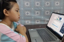 Lớp 1 học trực tuyến: Tiết 2 uống nước, tiết 3 ăn vặt, tiết 4... ngủ