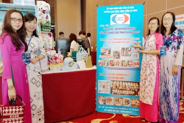 Nhóm giáo viên xinh đẹp khởi nghiệp với nghề thêu thủ công