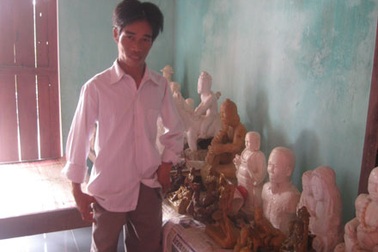 Chàng trai tật nguyền và những bức tượng đá