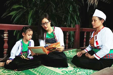 Nước mắt hạnh phúc của cô giáo Mường vào top 10 giáo viên xuất sắc toàn cầu