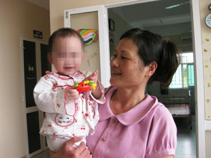 Nhân viên CTXH chăm sóc trẻ nhiễm HIV tại Trung tâm Giáo dục lao động xã hội số 2 – Ba Vì - Hà Nội.