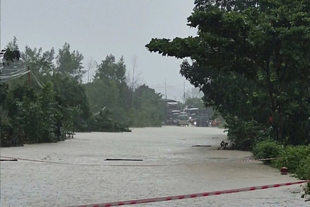 Sạt lở vùi lấp 2 căn nhà, người dân ôm trẻ bỏ chạy - 3 Sạt lở vùi lấp 2 căn nhà, người dân ôm trẻ bỏ chạy - 3