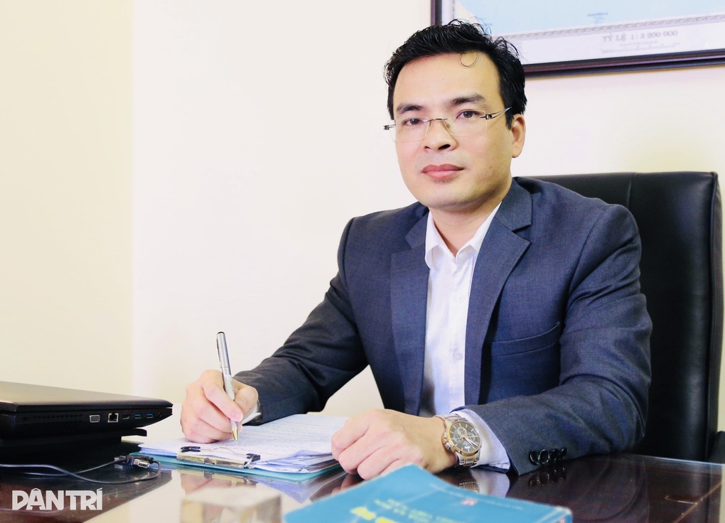 Giao thông lộn xộn tại ngã tư xảy ra vụ ô tô tông 17 xe máy - 4 Giao thông lộn xộn tại ngã tư xảy ra vụ ô tô tông 17 xe máy - 4